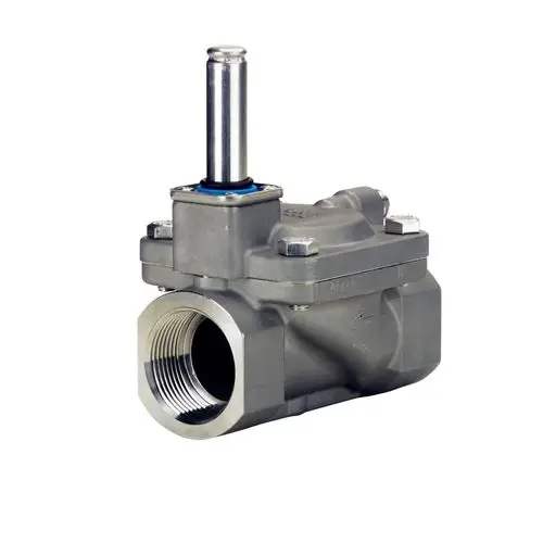 Magnetventil von Danfoss mit Anschlüssen und einem kürzeren vertikalen Betätigungsmechanismus, für die Steuerung von Fluidströmen in Rohrleitungssystemen.